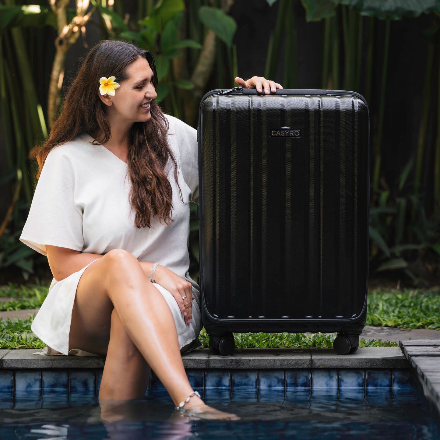 CASYRO Stand-Up Reisekoffer am Pool in Bali